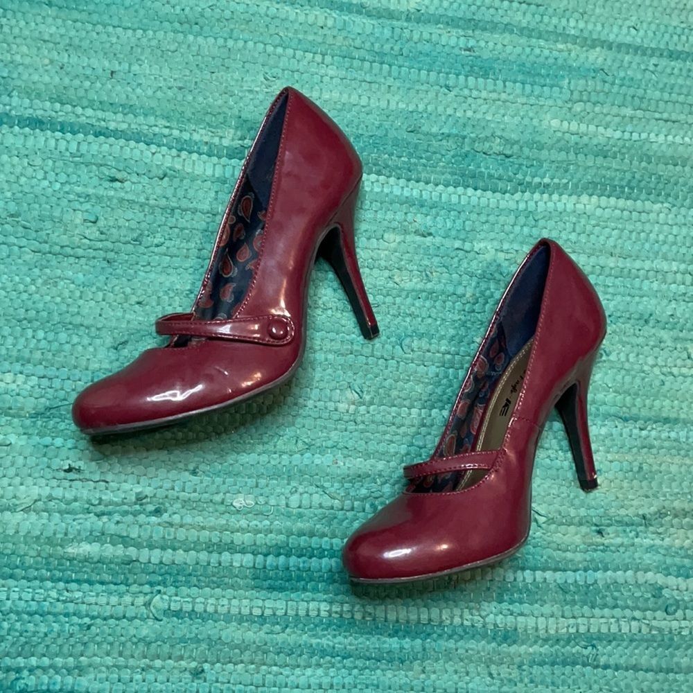 DONATING 6.21.24 - American Eagle 6 Maroon pumps w strap - Picture 16 of 16